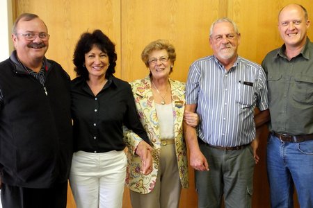 Vlnr is Francouis Myburgh, rdl Riana de Coning (Wyk 2), raadsdame Nicolette Botha-Guthrie, Mannie van Eeden en Jean de Villiers tydens â€˜n bedankingsseremonie vir die verbypad tussen Kleinbaai en Franskraal.